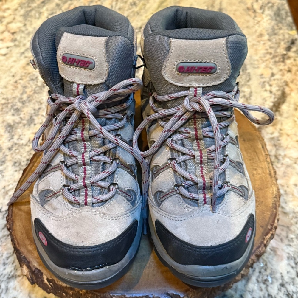 Hi-Tec Ankle Outdoor Boots. Tan. Size 7. EUC